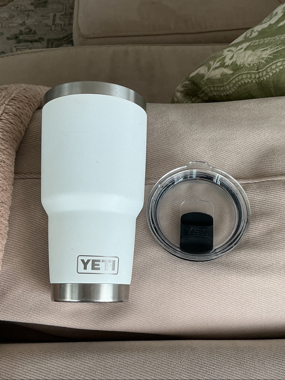 Yeti White Insulated Rambler Tumbler with Clear Lid